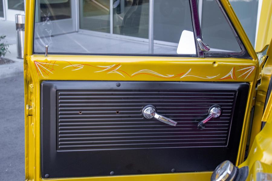 Детали интерьера Chevrolet C10 Custom 1967 года  (фото 63 из 145)